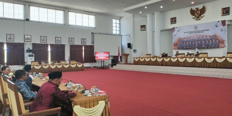 FOTO: ALDI/MATA KALTENG - Suasana saat rapat paripurna pembentukan fraksi-fraksi DPRD Seruyan di Aula Gedung DPRD setempat, Senin 7 Oktober 2024.