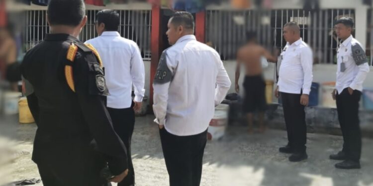 Foto:LAPAS/MATA KALTENG - Razia blok hunian WBP di Lapas Sampit.