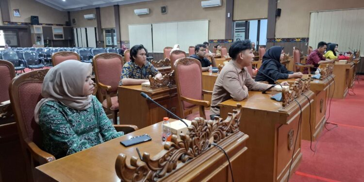 Foto: DIAN/MATA KALTENG - Sejumlah mahasiswa Kotim saat menyampaikan aspirasi.