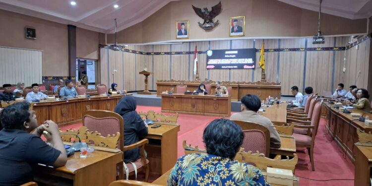 Foto:DIAN/MATA KALTENG - Penyampaian aspirasi pengurus Ikatan Pelajar mahasiswa Kotawaringin Timur terkait kondisi mahasiswa Kotim di Palangkaraya, 7 Oktober 2024.