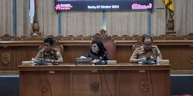 Foto: MATA KALTENG - Anggota Fraksi PDI Perjuangan, Rinie Anderson (tengah).