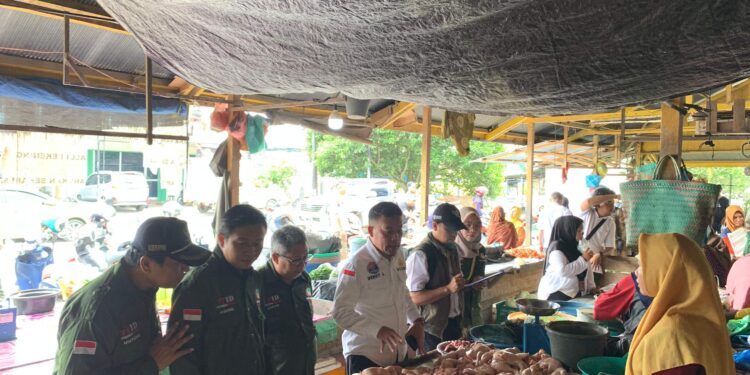 Foto : AKH/MATA KALTENG - Pj Bupati Sukamara Rendy Lesmana saat memantau harga ayam potong di Pasar Saik Sukamara.