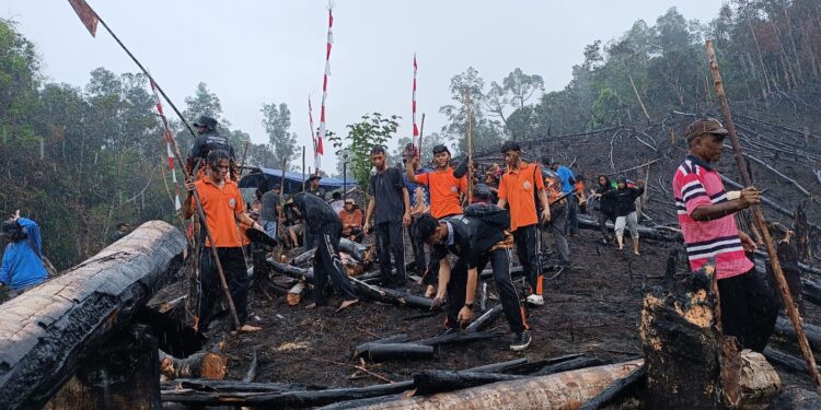 FOTO : DISBUDPAR GUMAS/MATA KALTENG - Pj Bupati Gumas Herson B Aden yang diwakili Plt Asisten II Champili, Kapolres AKBP Theodorus Priyo Santosa, Pabung Kodim 1016/Plk Letkol Inf Maksun Abadi, Kepala Disbudpar Hansli Gonak, saat melakukan kegiatan harubuh manugal, di Kelurahan Tewah, Kecamatan Tewah, Senin, 7 Oktober 2024.