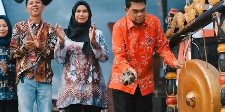 FOTO : IST/MATA KALTENG - Asisten 1 Setda Kotim saat membuka Festival Tepian Mentaya, Sabtu 5 Oktober 2024.