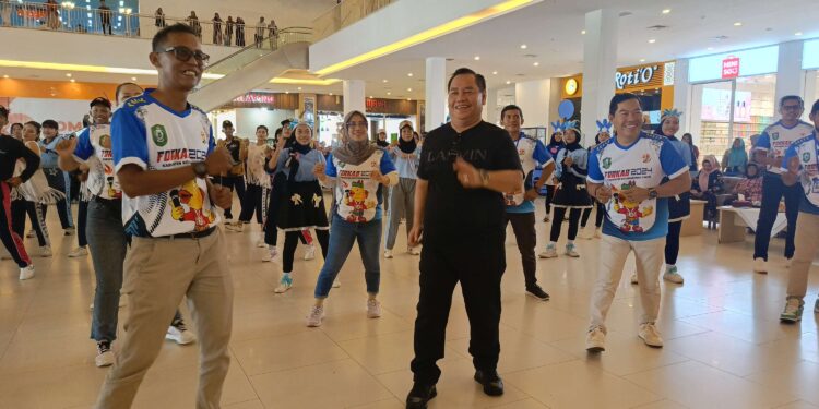 FOTO : MATAKALTENG - Halikinnor saat mengikuti senam bersama di Forkab, Minggu 6 Oktober 2024.