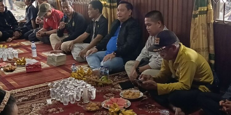FOTO : DEVIANA/MATAKALTENG - Katua Pro HNR Adi Wahyudi (yang memegang mikrofon) saat menyampaikan aspirasinya, Senin 7 Oktober 2024.
