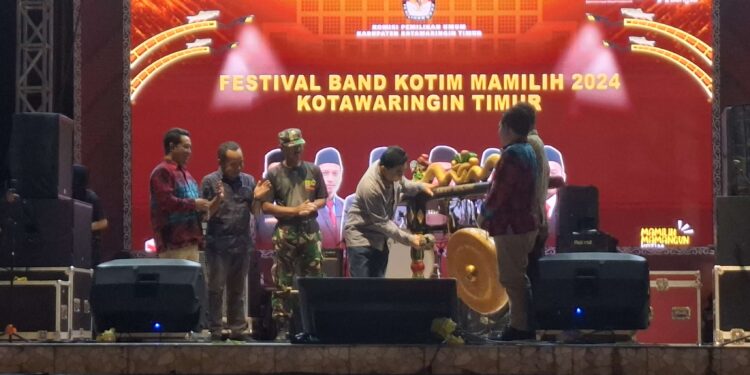 Foto: DIAN/MATA KALTENG - Pembukaan Festival Band Kotim Mamilih 2024 Kotim, di Ikon Jelawat Sampit, Senin 7 Oktober 2024.