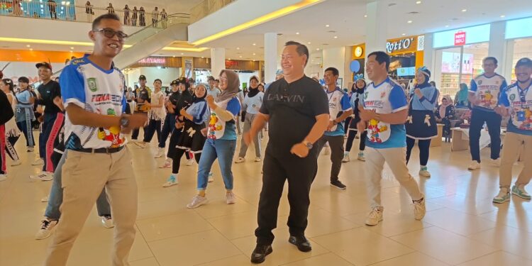 FOTO : DEVIANA/MATA KALTENG - Peseta lomba dan tamu undangan saat mengikuti senam bersama, Minggu 6 Oktober 2024.