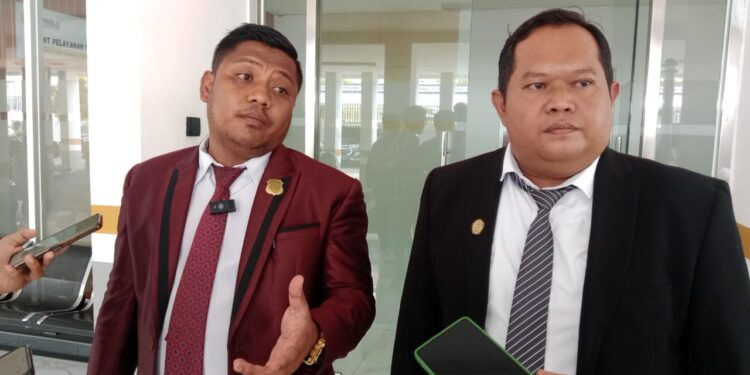 FOTO: MATAKALTENG - Kuasa hukum calon Bupati Kapuas, Alfian Mawardi dan calon Bupati Kotawaringin Barat, Rahmat Hidayat, Jeffriko Seran, usai menyampaikan klarifikasi di Bawaslu Kalteng.