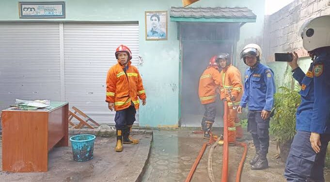 Foto: IST/MATA KALTENG - Pemadaman kebakaran di MIN 1 Kotim, 6 Oktober 2024.