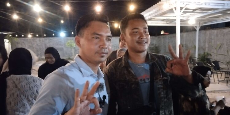 FOTO: MATAKALTENG- Pasangan Calon Bupati (Rudini) dan Wakil Bupati Kotim Paisal  Damargsing saat berfoto dengan Gen Z.