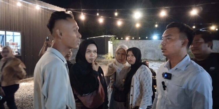 FOTO: MATAKALTENG- Pasangan Calon Bupati (Rudini) dan Wakil Bupati Kotim Paisal Damarsing saat memaparkan visi misi di depan generasi milenial Kotim. Senin, 7 Oktober 2024.
