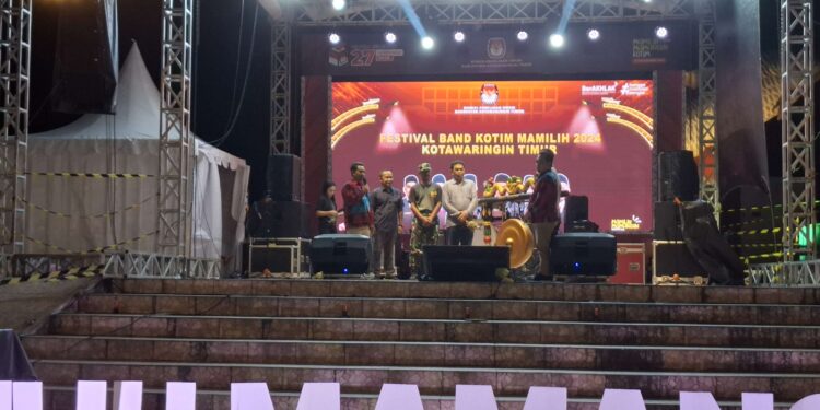 Foto: DIAN/MATA KALTENG - Asisten I Pemkab Kotim Rihel saat membuka kegiatan sosialisasi Pilkada melalui festival band di Ikon Jelawat, Sampit, 7 Oktober 2024.