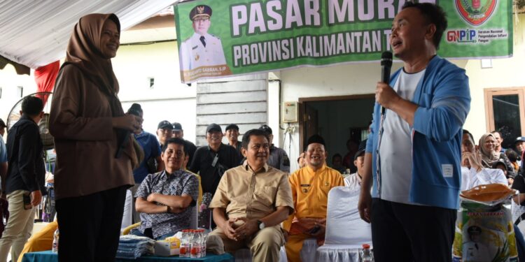FOTO: MATAKALTENG - Gubernur Kalteng Sugianto Sabran meninjau Pasar Murah di Kecamatan Kumai, Kotawaringin Barat.