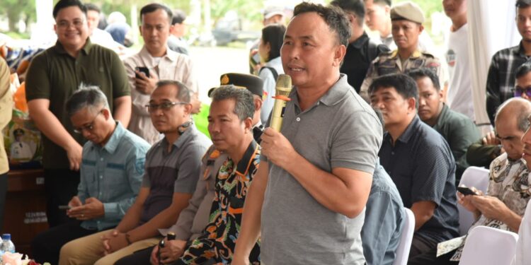 FOTO: MATAKALTENG - Gubernur Kalteng Sugianto Sabran menyapa warga masyarakat Lamandau dalam kegiatan Pasar Murah, beberapa waktu lalu.