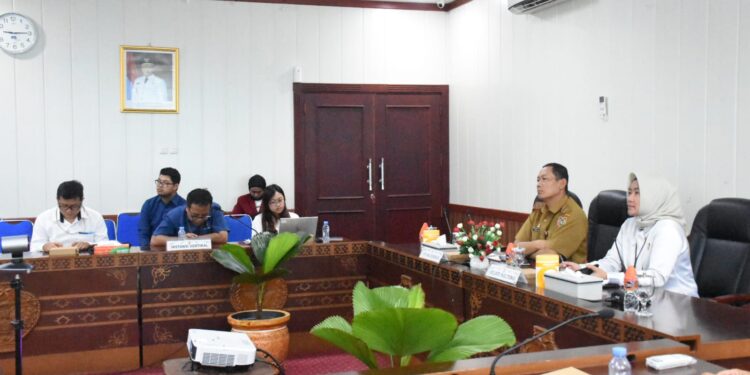 FOTO: MATAKALTENG - Sahli Ekeubang Yuas Elko mengikuti Rakor Pengendalian Inflasi secara virtual dari Ruang Rapat Bajakah, Lantai II Kantor Gubernur.