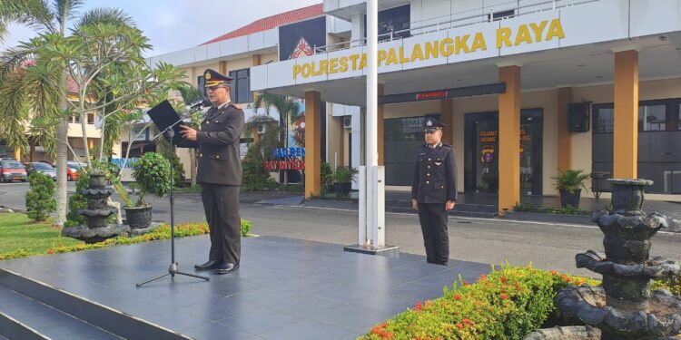 FOTO: MATAKALTENG - Wakapolresta Palangka Raya, AKKBP Moch Isharyadi Fitriawan, pada saat memimpin upacara kesaktian Pancasila.
