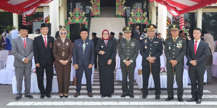 FOTO: MATAKALTENG - Kapolresta Palangka Raya, Kombes Pol Boy Herlambang (tiga dari kanan), pada saat berfoto bersama usai mengikuti upacara kesaktian Pancasila di kantor Wali Kota Palangka Raya.