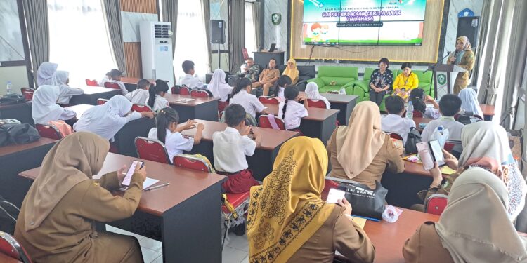 Foto:DIAN/MATA KALTENG - Uji keterbacaan cerita anak dwi bahasa, 8 Oktober 2024.