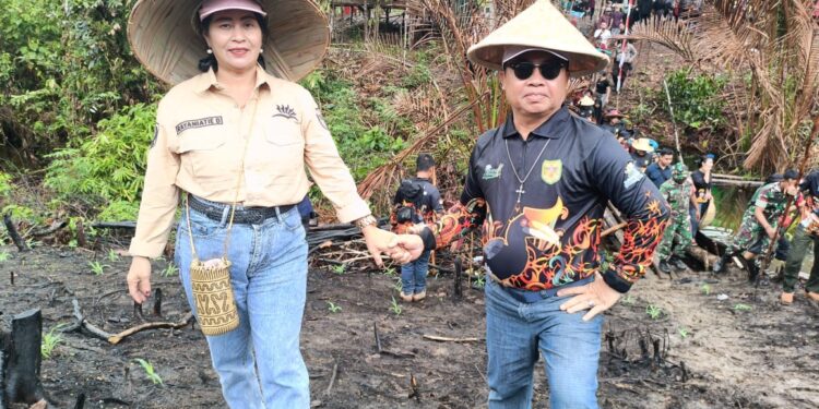 FOTO : DPRD GUMAS/MATA KALTENG - Anggota DPRD Kabupaten Gumas Rayaniatie Djangkan (kiri) ketika menghadiri festival festival Harubuh Manugal tahun 2024, di Kelurahan Tewah, Kecamatan Tewah, Senin, 7 Oktober 2024.