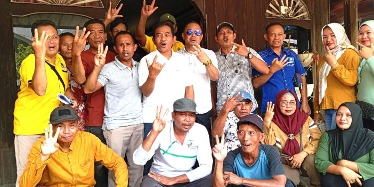 FOTO: IST/MATAKALTENG - Paslon Nomor 3 Eddy-Tanto saat foto bersama warga Kelurahan Mangkatip. 