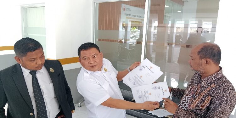 FOTO: IST/MATAKALTENG - Tim kuasa hukum Agustiar Sabran Bias Layar menyampaikan keterangan kepada wartawan terkait dugaan pelanggaran Pilkada 2024 oleh Agustiar Sabran.