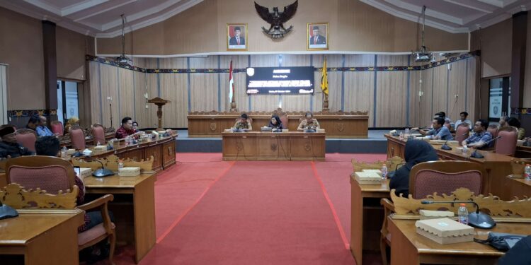 Foto:DOK/MATA KALTENG - Audiensi dan penyampaian aspirasi Ikatan Pelajar mahasiswa Kotim di DPRD Kotim belum lama ini.