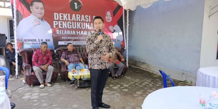 FOTO : DEVIANA/MATAKALTENG - Ketua Tim Pemenangan HARATI Angga Aditya Nugraha saat sambutan di Kota Besi, Rabu 9 Oktober 2024.