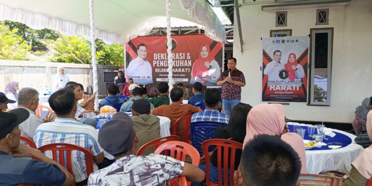FOTO : DEVIANA/MATAKALTENG - Halikinnor saat mengukuhkan Relawan Kecamatan Kota Besi, Rabu 9 Oktober 2024.