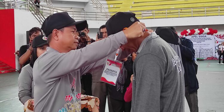 FOTO: MATAKALTENG - Ketua Bawaslu Kalimantan Tengah Satriadi menyematkan tandas pengawas Pilkada 2024.