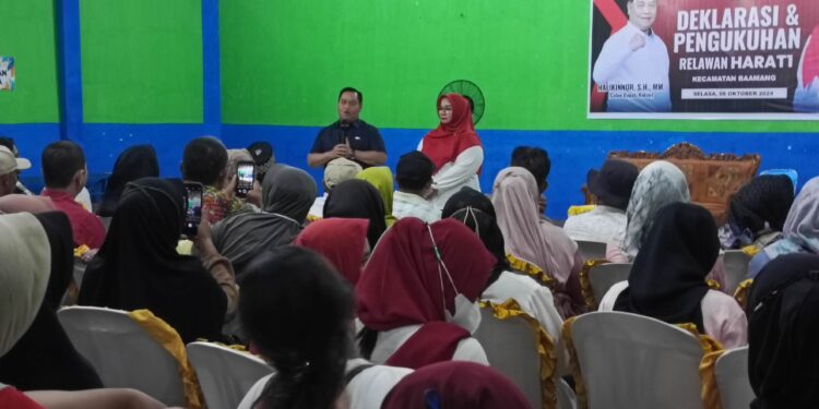 FOTO : DEVIANA/MATAKALTENG - Irawati saat mendampingi Halikinnor dalam pengukuhan relwan Kecamatan  Bamaang, Selasa 8 Oktober 2024.