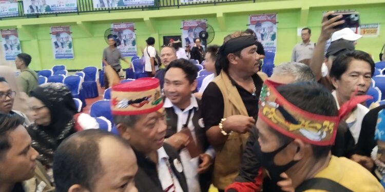 FOTO: AGUS/MATAKALTENG- Cagub Willy saat bersalaman dengan para pendukungnya usai deklarasi di Sampit.