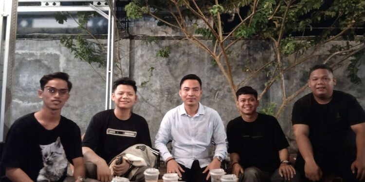 FOTO: MATAKALTENG- Paisal saat berfoto dengan Gen Z di Sampit.