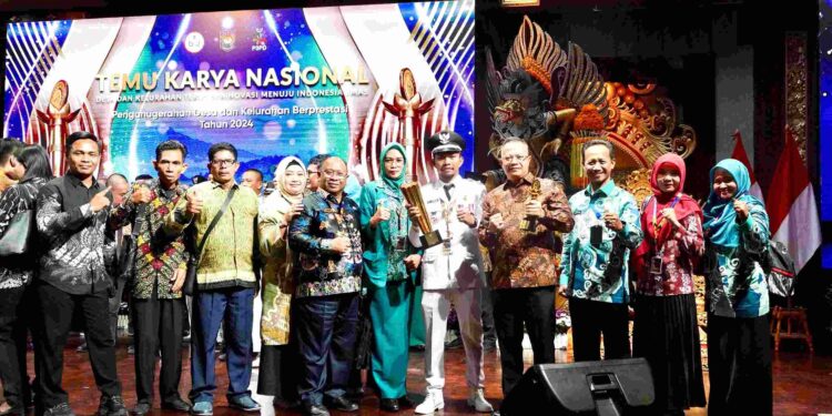 Foto: MATAKALTENG - Mewakili Gubernur Kalteng, Kepala Dinas Pemberdayaan Masyarakat dan Desa Provinsi Kalimantan Tengah, H. Aryawan menerima Piala Upakarya Wanua Nugraha.