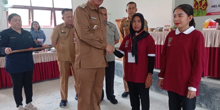 FOTO: MATAKALTENG - Pj. Bupati Kapuas H. Darliansjah Saat membuka Pelatihan Perluasan Kesempatan Kerja (Pelatihan DBH -DR) Melalui pelatihan Anyaman Rotan dan Pengolahan Ikan di desa Kalawa Kecamatan Mantangai Kabupaten Kapuas, Selasa Pagi (08/10/2024).