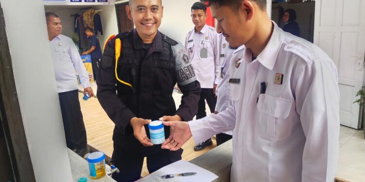FOTO: IST/MATAKALTENG- Sejumlah personel Lapas Sampit lakukan tes urine untuk pencegahan penggunaan narkotika.