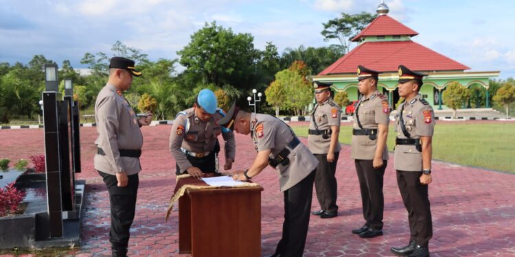 FOTO : HUMAS POLRES GUMAS/MATA KALTENG - Kapolres Gumas AKBP Theodorus Priyo Santosa ketika memimpin sertijab Kapolsek Sepang dan Rungan, Selasa, 8 Oktober 2024.