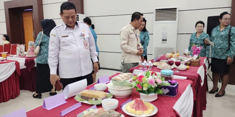 FOTO : DISKOMINFO SANTIK/MATA KALTENG - Pj Bupati Gumas Herson B Aden yang diwakili Staf Ahli Bupati Guanhin didampingi Kepala DPKP Eigh Manto, meninjau makanan yang diolah TP-PKK kecamatan, pada lomba kreasi pangan lokal B2SA tingkat kabupaten tahun 2024, di Gedung Christian Center Kuala Kurun, Rabu, 9 Oktober 2024.