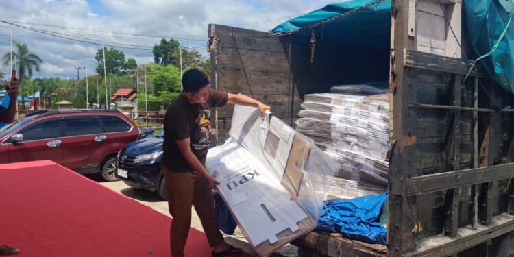 FOTO : KPU GUMAS/MATA KALTENG - Logistik pilkada berupa kotak suara tiba di kantor KPU setempat, Selasa, 8 Oktober 2024.