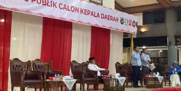 FOTO; MATAKALTENG- Dialog Publik Paslon Cabup dan Cawabup Kotim di Gedung Serba Guna Kota Sampit. Selasa, 8 Oktober 2024.