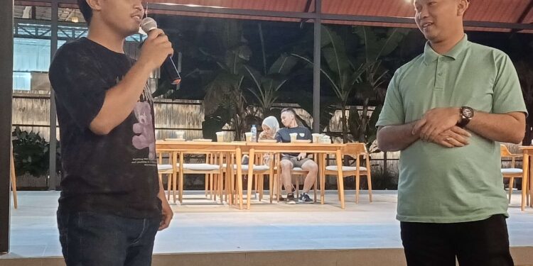 FOTO : DEVIANA/MATAKALTENG - Ketua Tim Pemenangan HARATI Angga Aditya Nugraha (mengenakan baju hijau) saat berbincang dengan Gen Z di Kota Besi, Rabu 9 Oktober 2024.