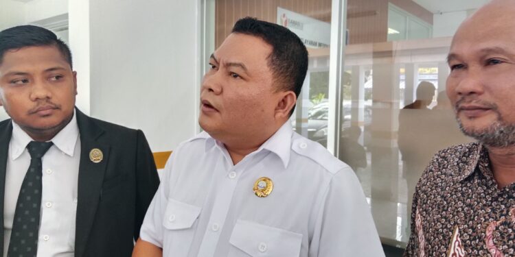Foto: MATAKALTENG - Ketua DAD Kalteng Bidang Hukum, Bias Layar. (tengah; baju putih)