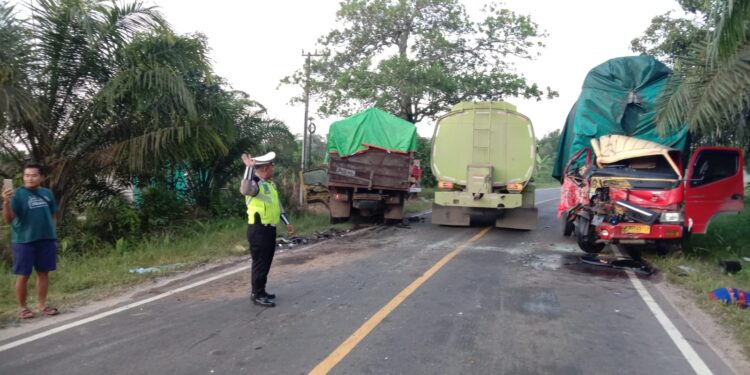 FOTO: IST/MATAKALTENG- Telihat pihak kepolisian sedang mengatur lalu lintas di TKP peristiwa kecelakaan  Jendral Sudirman, Pasir Putih, Sampit.