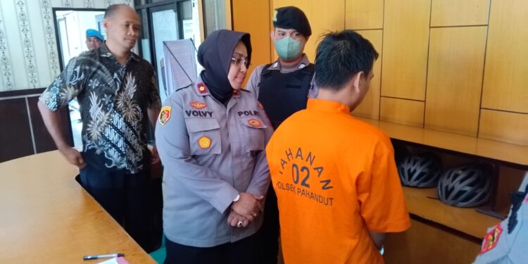 FOTO: MATAKALTENG - Kapolsek Pahandut, Kompol Volvy Apriana, pada saat menginterograsi pelaku.