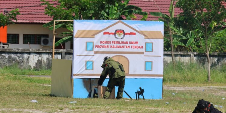 FOTO: MATAKALTENG - Personel Polda Kalteng pada saat melakukan simulasi pengamanan pelaksanaan pilkada.
