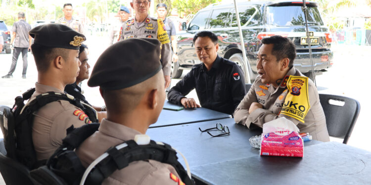 FOTO: MATAKALTENG - Kapolda Kalteng, Irjen Pol Djoko Poerwanto bersama Ketua KPU Kalteng, Sastriadi, pada saat berdialog.