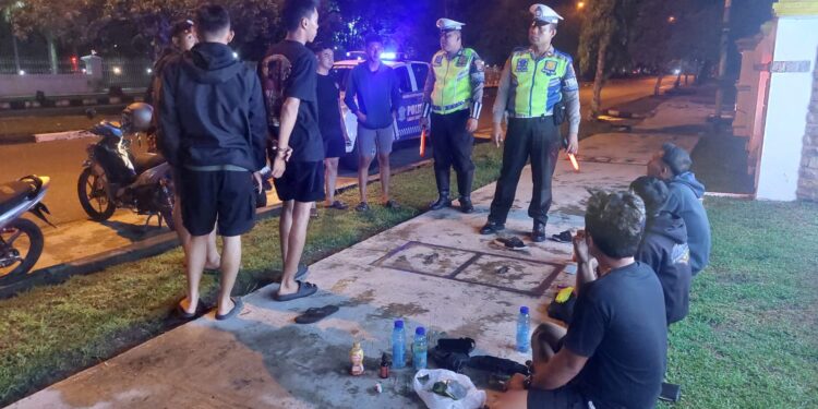 FOTO: MATAKALTENG - Personel Satlantas Polresta Palangka Raya, pada saat membubarkan sekelompok remaja.