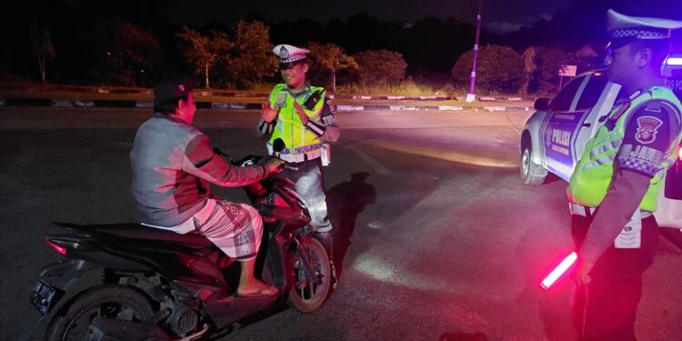 FOTO: MATAKALTENG - Personel Satlantas Polresta Palangka Raya, pada saat menegur pengendara yang tak gunakan helm.