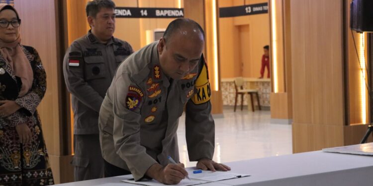 FOTO: MATAKALTENG - Kapolresta Palangka Raya, Kombes Pol Boy Herlambang pada saat meresmikan pelayanan SKCK di Mall Pelayanan Publik.