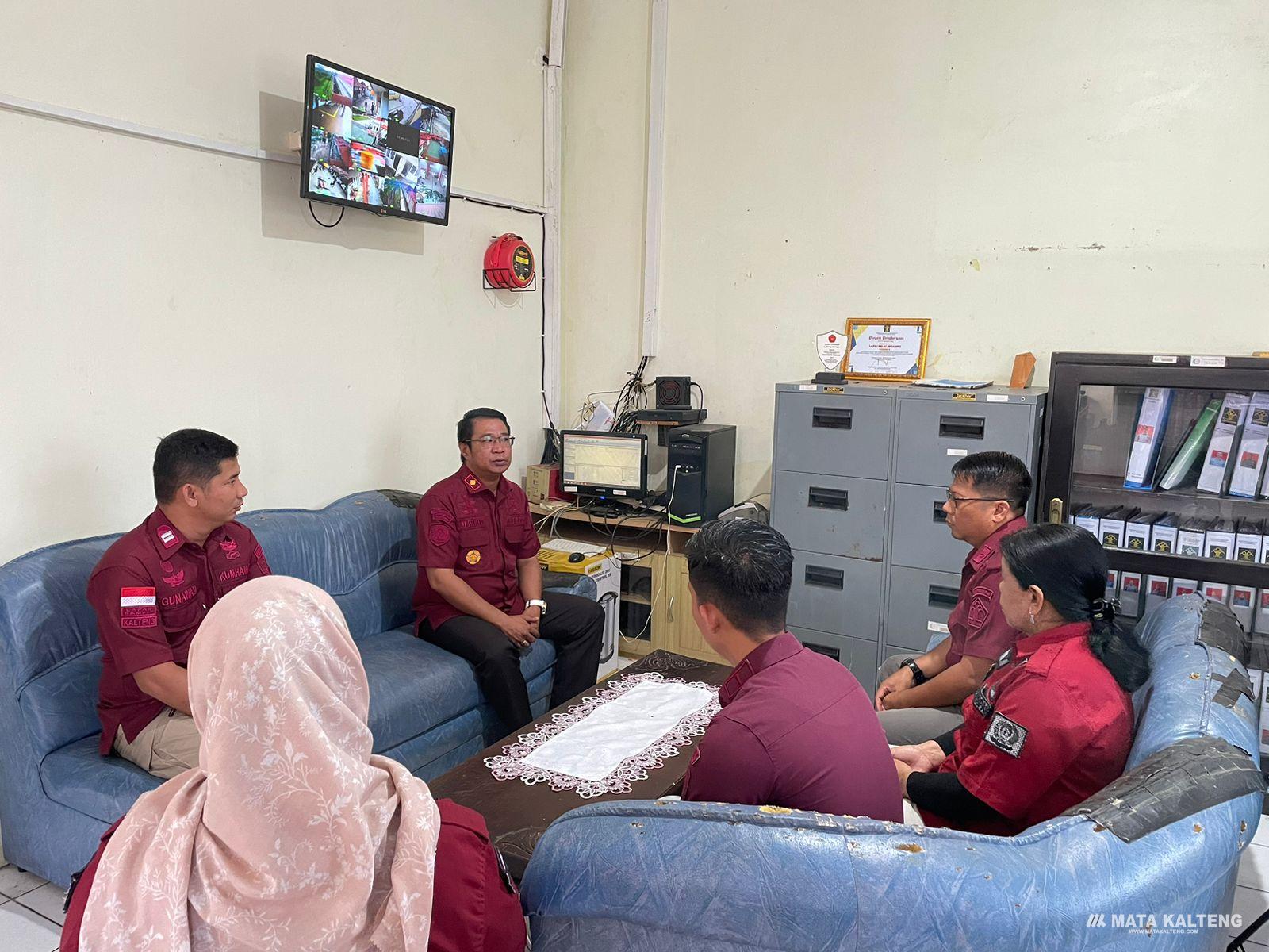 Kalapas Sampit Gelar Rapat Evaluasi Kinerja Bersama Jajaran Tata Usaha